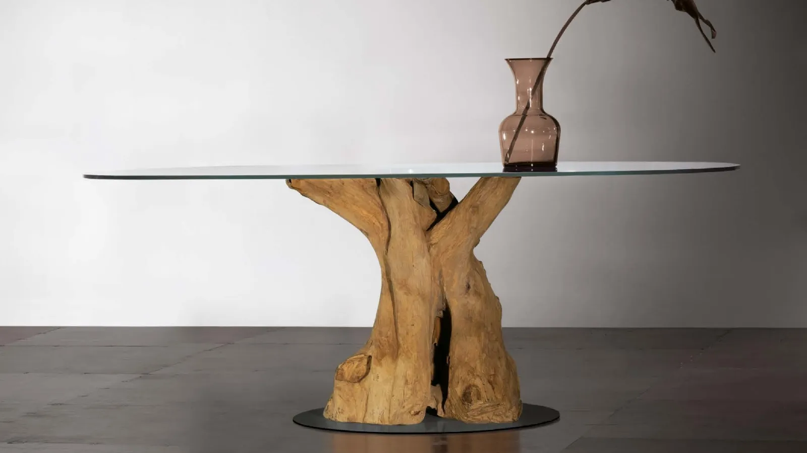 Tavolo Sequoia con basamento in radice di teak, top in vetro trasparente e base in metallo di Nature Design