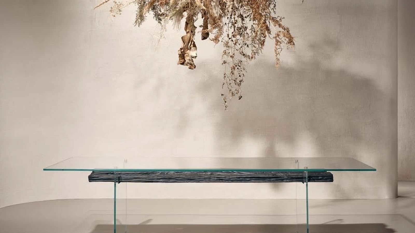 Tavolo Unique in vetro e legno secolare nero di Nature Design