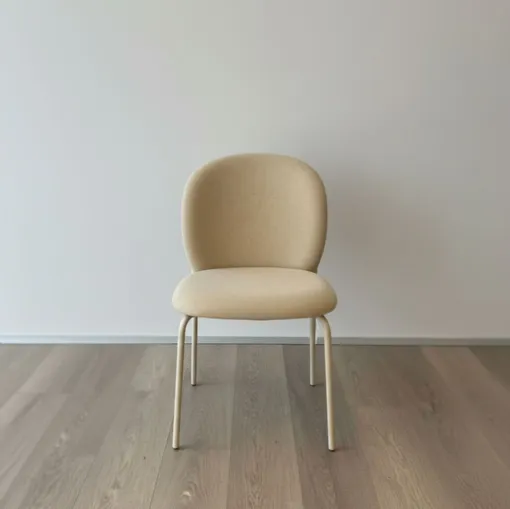 Una sedia dal profilo morbido e tondeggiante con: