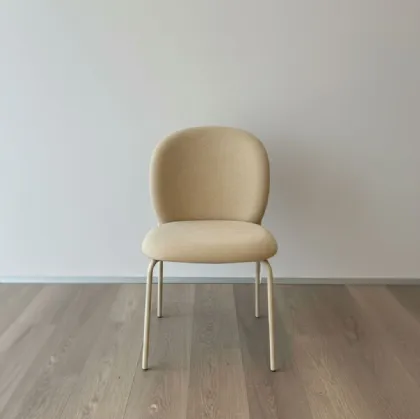 Una sedia dal profilo morbido e tondeggiante con: