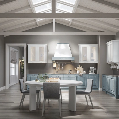 Cucina Classica angolare in Frassino finitura Jeans Decapé e Luce con ante in Vetro Contea 05 di Home Cucine