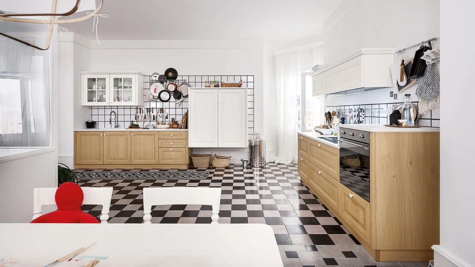Cucina Classica ad angolo Pavese 04 in Rovere Naturale e Frassino laccato Bianco di Veneta Cucine