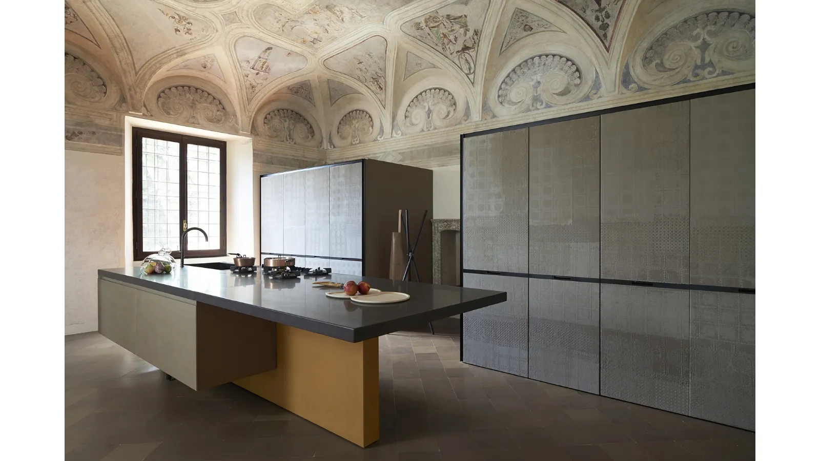 Cucina Design Estivale 01 in laccato con top in marmo Nero di Key Cucine
