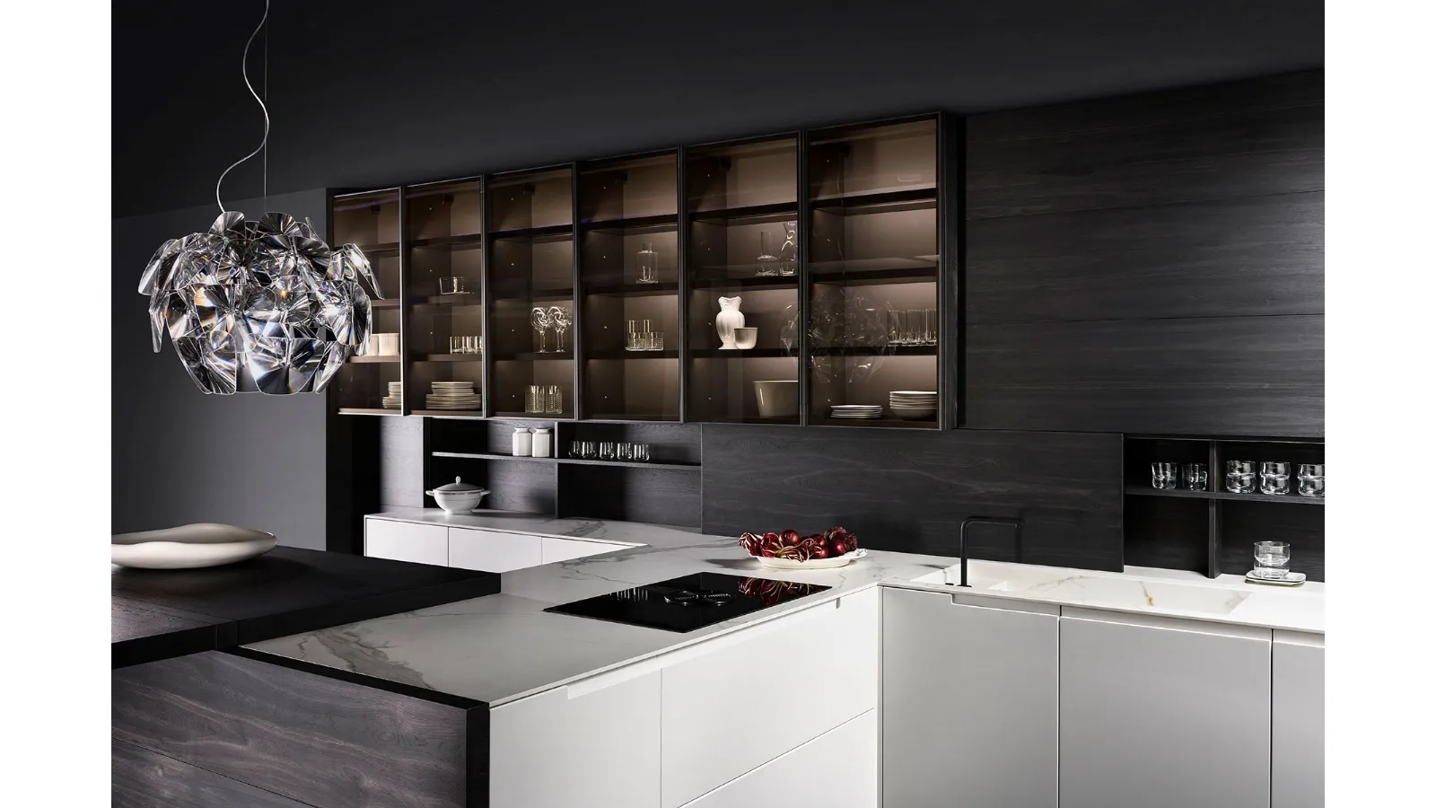 Cucina Design con penisola Extra in laccato opaco e banco snack in Rovere ossidato di Key Cucine
