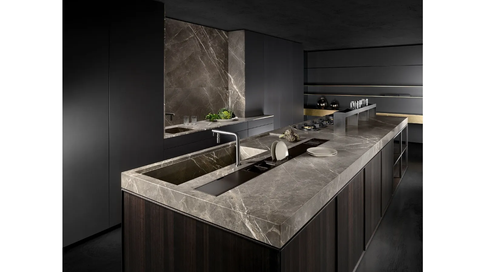 Cucina Design con isola Kuadra 01 con top in marmo Collemandina della Garfagnana di Key Cucine