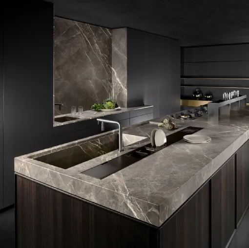 Cucina Design con isola Kuadra 01 con top in marmo Collemandina della Garfagnana di Key Cucine