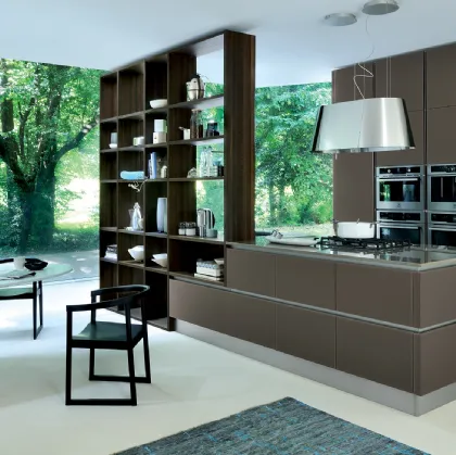 Cucina Moderna con isola Ri-flex 06 in vetro laccato Marrone Oliva di Veneta Cucine