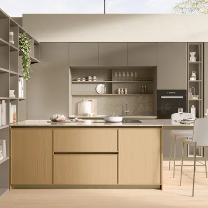 Cucina Moderna in vetro mopaco Alabastro con penisola in Rovere Sakura 02 di Veneta Cucine