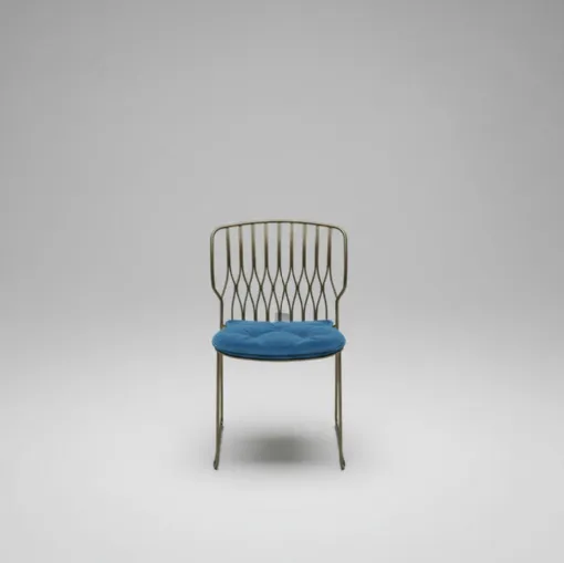 Struttura in metallo sottile e traforata sullo schienale, con un motivo decorativo.