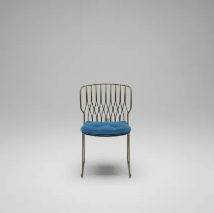 Struttura in metallo sottile e traforata sullo schienale, con un motivo decorativo.