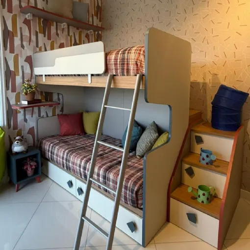 Cameretta a castello con scaletta contenitore – Design compatto e creativo 