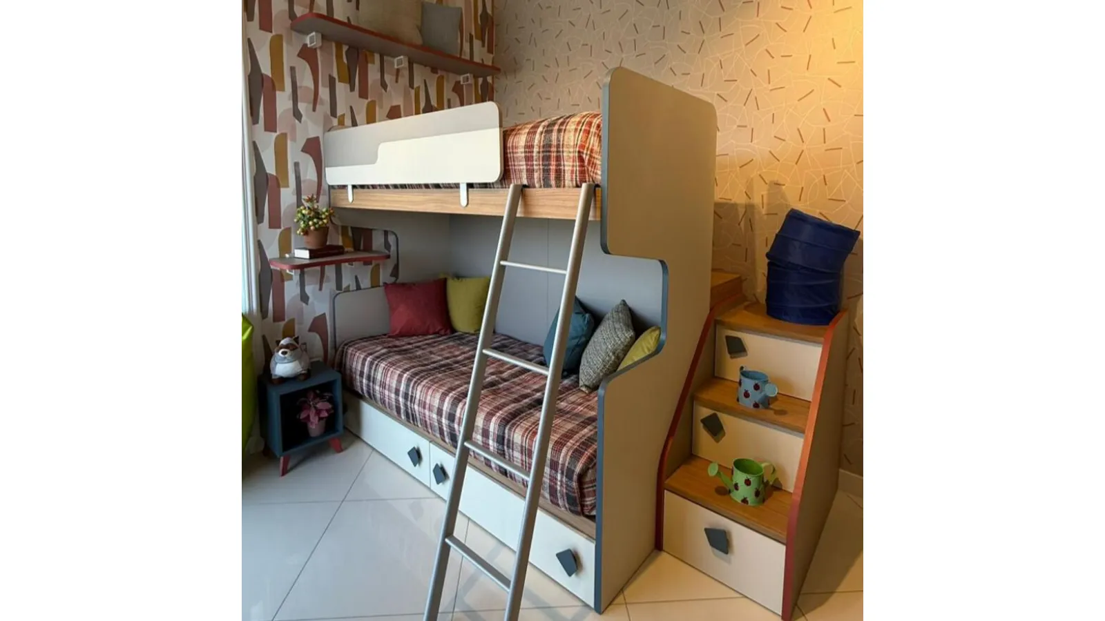 Cameretta a castello con scaletta contenitore – Design compatto e creativo 