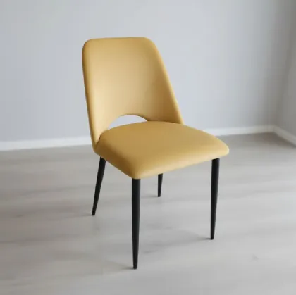 La sedia presenta un design moderno ed essenziale, con un equilibrio tra comfort e leggerezza visiva: 