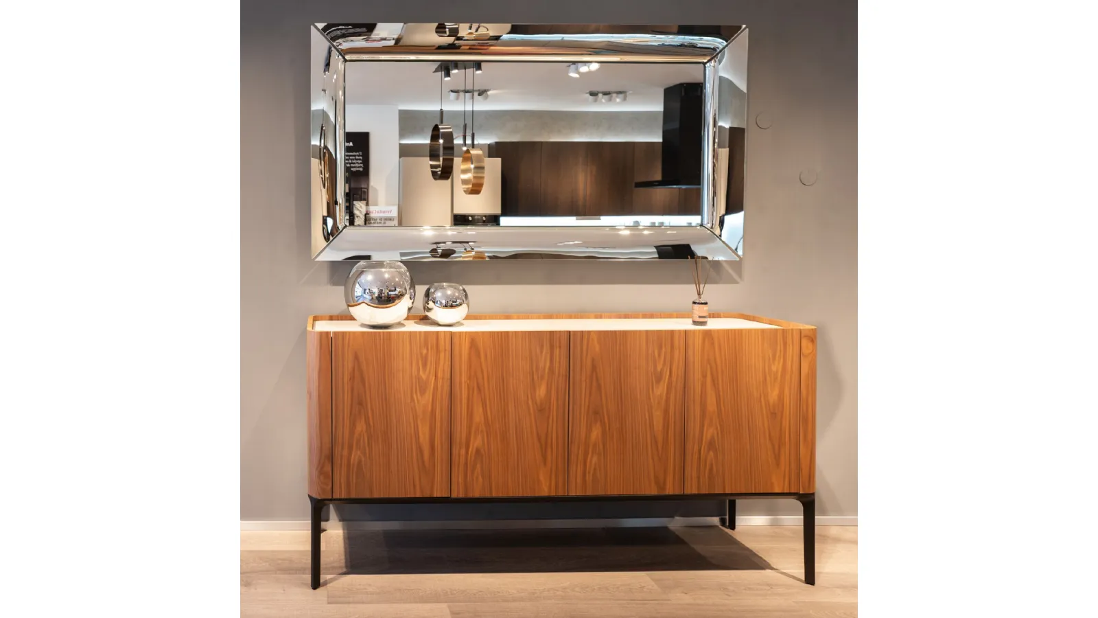 Finiture e contrasti: l'eleganza della Madia Slim Sovet