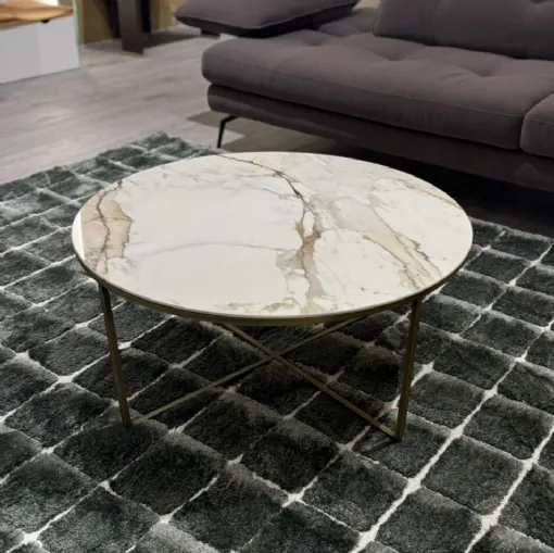 Il tavolino Piktor di Sovet è un elegante complemento d'arredo dal design moderno e raffinato. Ecco una descrizione accurata: