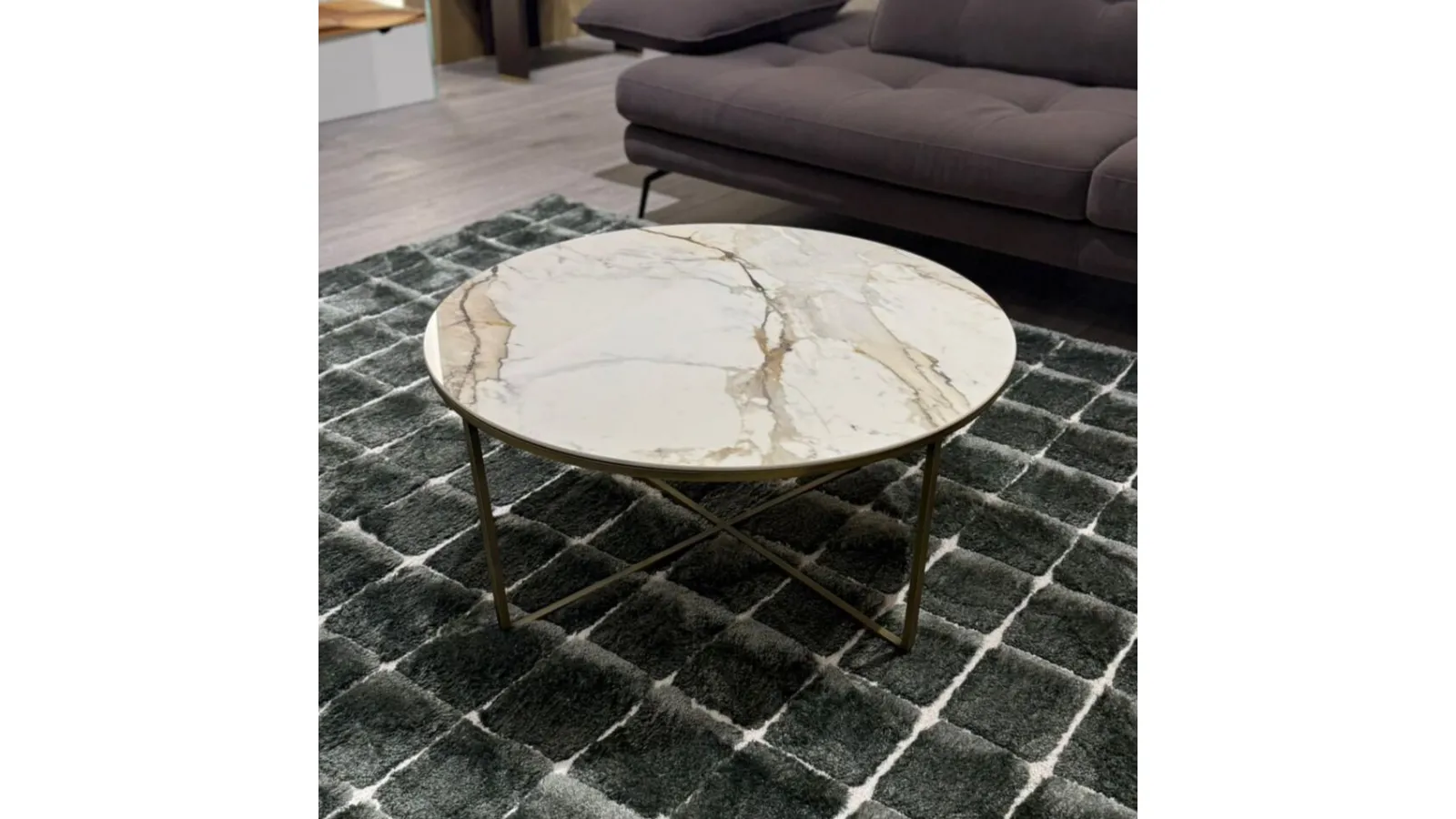 Il tavolino Piktor di Sovet è un elegante complemento d'arredo dal design moderno e raffinato. Ecco una descrizione accurata: