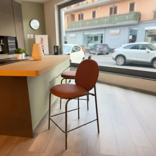 Sgabello con schienale di forma ovale...