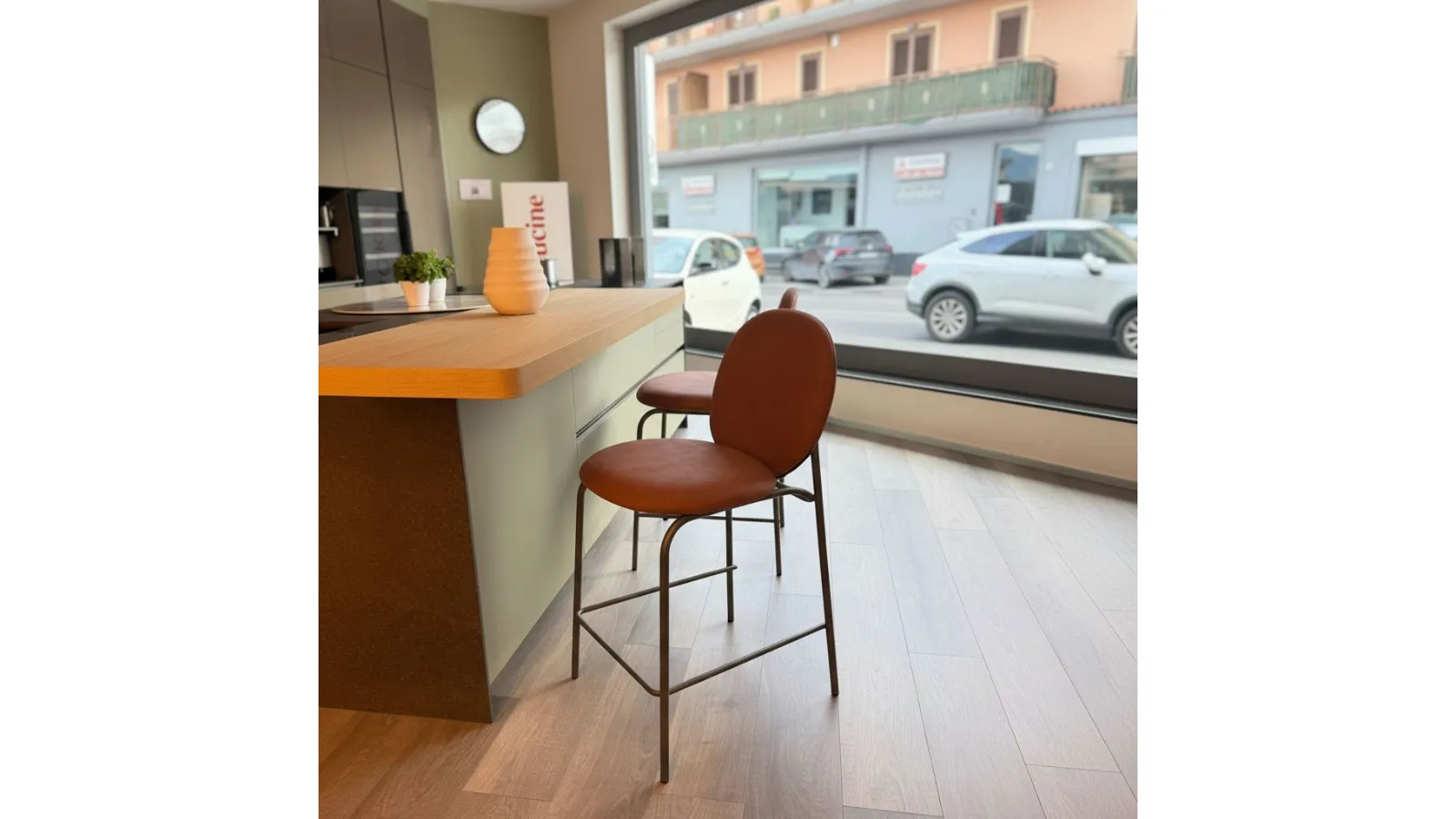 Sgabello con schienale di forma ovale...