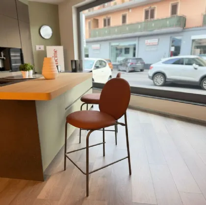 Sgabello con schienale di forma ovale...