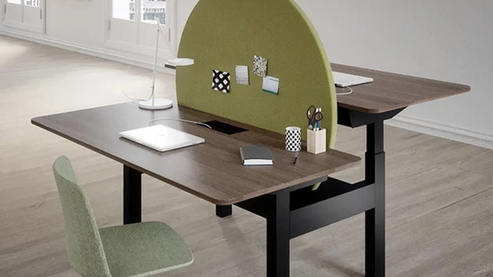 Scrivania Operativa regolabile in altezza Sit to Stand Desk di Martex