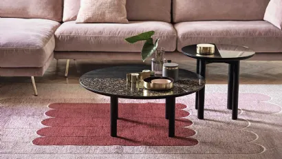 Tavolino rotondo con struttura in legno di frassino laccato, ii top è realizzato in due diversi materiali abbinati Bam 02 di Calligaris