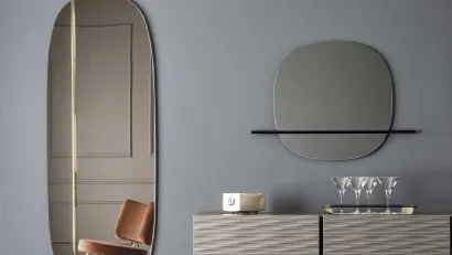 Specchio realizzato con elemento decorativo in metallo Vanity di Calligaris