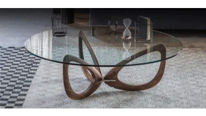 Tavolino con base in legno massello di Noce Canaletto e piano in cristallo Helix di Cattelan Italia