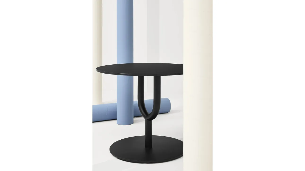 tavolino Diapason con top e base in acciaio Nero goffrato di Infiniti