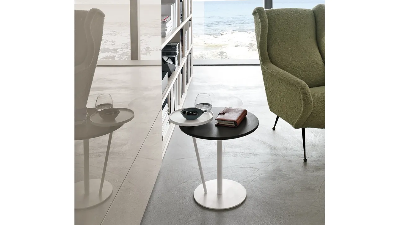 Tavolino Eclisse in materico rovere carbone e laccato opaco bianco gesso di Tomasella