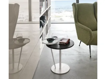 Tavolino Eclisse in materico rovere carbone e laccato opaco bianco gesso di Tomasella