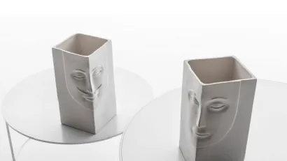 Vaso in ceramica con viso di Artù e Ginevra Faces di Adriani e Rossi