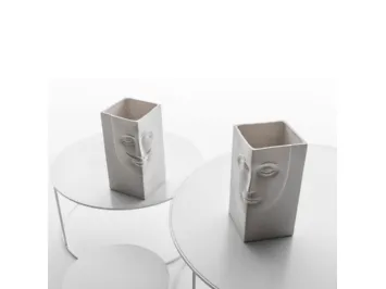 Vaso in ceramica con viso di Artù e Ginevra Faces di Adriani e Rossi