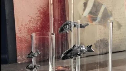 Vaso in vetro con pesci in ceramica colore peltro Illusion Fish di Adriani e Rossi