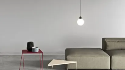 Tavolino Kona dalla forma irregolare che viene accentuata dal basamento sfalsato dal design dinamico e originale di Presotto