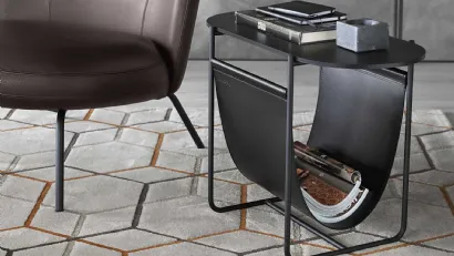 Tavolino portariviste con top in legno e struttura in metallo con sacca portariviste in cuoio Magazine di Calligaris