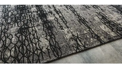 Tappeto Mumbai grigio e nero tessuto in cotone e ciniglia a rilievo di Cattelan Italia