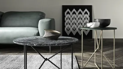 Tavolino rotondo MW con top in marmo o laccato opaco e basamento che richiama un nastro metallico, il cui intreccio disegna un solido incrocio tra le lettere M e W di Presotto