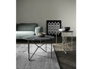 Tavolino rotondo MW con top in marmo o laccato opaco e basamento che richiama un nastro metallico, il cui intreccio disegna un solido incrocio tra le lettere M e W di Presotto