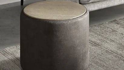 Pouf Tavolino Pilar con top in legno e base cilindrica in pelle di Presotto