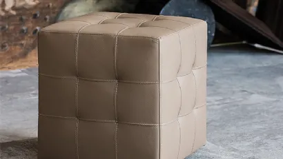 Pouf Bob su ruote imbottito e rivestito in pelle con lavorazione capitonnè di Cattelan Italia