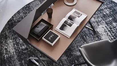 Scrittoio Qwerty in acciaio verniciato graphite con piano in MDF e PAD in cuoio di Cattelan Italia