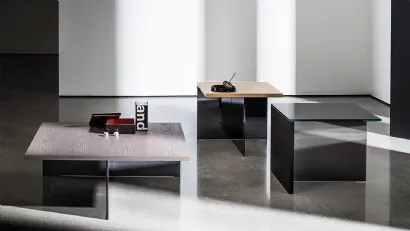 Tavolini Regolo Square con top in legno o vetro Nero e base in vetro fumé di Sovet