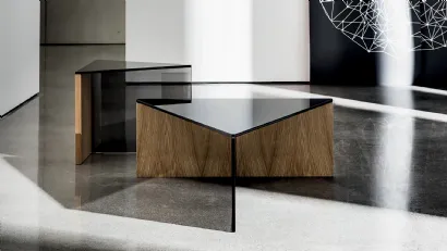 Tavolino Regolo Triangular con top in vetro Nero e base in legno e vetro fumé di Sovet