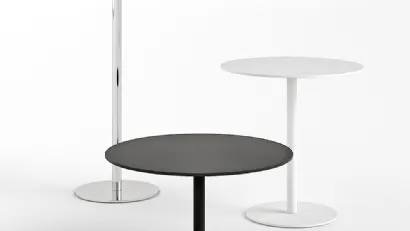 Tavolino Round con top in laminato e base in acciaio di Infiniti