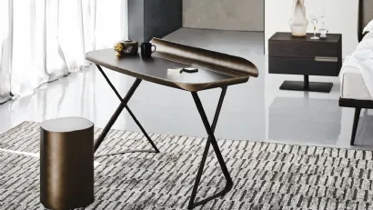 Scrittoio Cocoon Leather con base in acciaio e piano in cuoio di Cattelan Italia