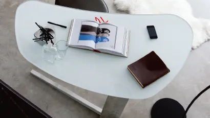 Scrittoio Island con base in acciaio e piano in cristallo temperato verniciato bianco di Cattelan Italia