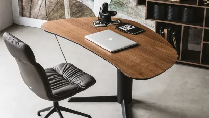 Scrittoio Malibù con base in acciaio verniciato goffrato e piano in Noce Canaletto di Cattelan Italia