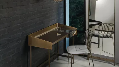 Scrittoio Secret con top in legno e marmo, fascia esterna rivestita in cuoio e struttura in acciaio di Bontempi