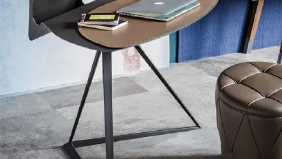 Scrittoio Storm con struttura e piano in acciaio verniciato goffrato e PAD in cuoio di Cattelan Italia