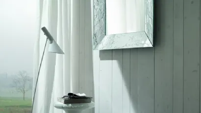Specchio moderno con cornice specchiante inclinata e applicazione manuale di resina naturale Gocce di Riflessi